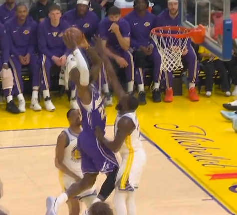 乐鱼体育-詹姆斯突破途中疑似顶到了“小追梦”！追梦捂裆有些不适